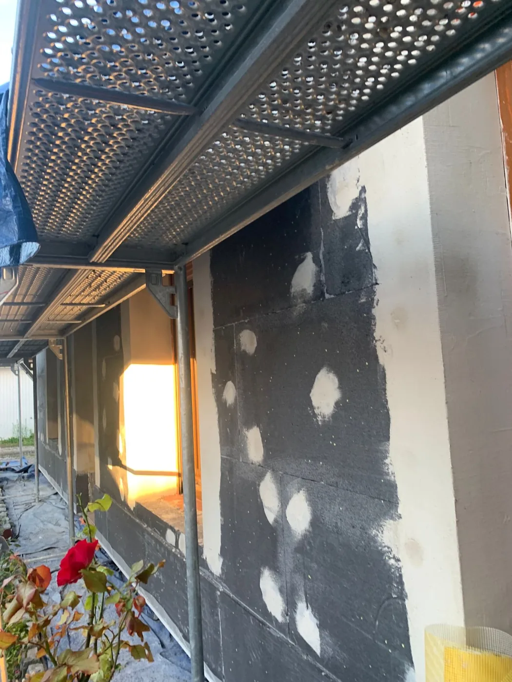 Panneaux isolants posés sur la façade d’une maison individuelle France Eco Concept