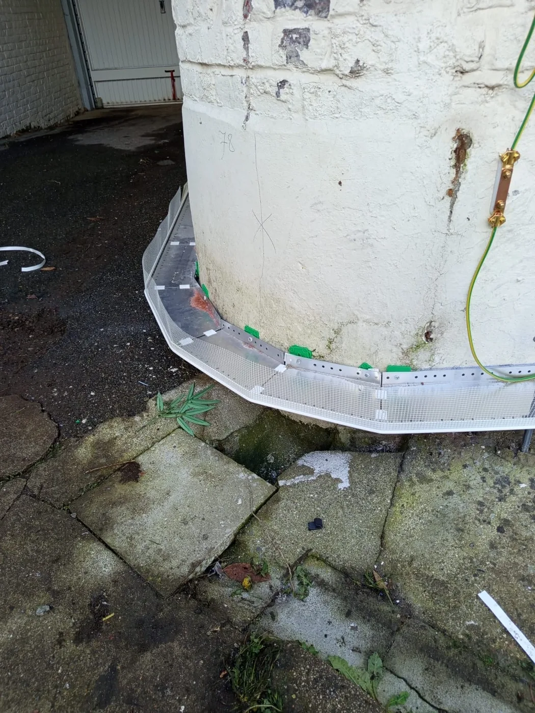 Rail de départ d’un système d’isolation extérieure sur une maison