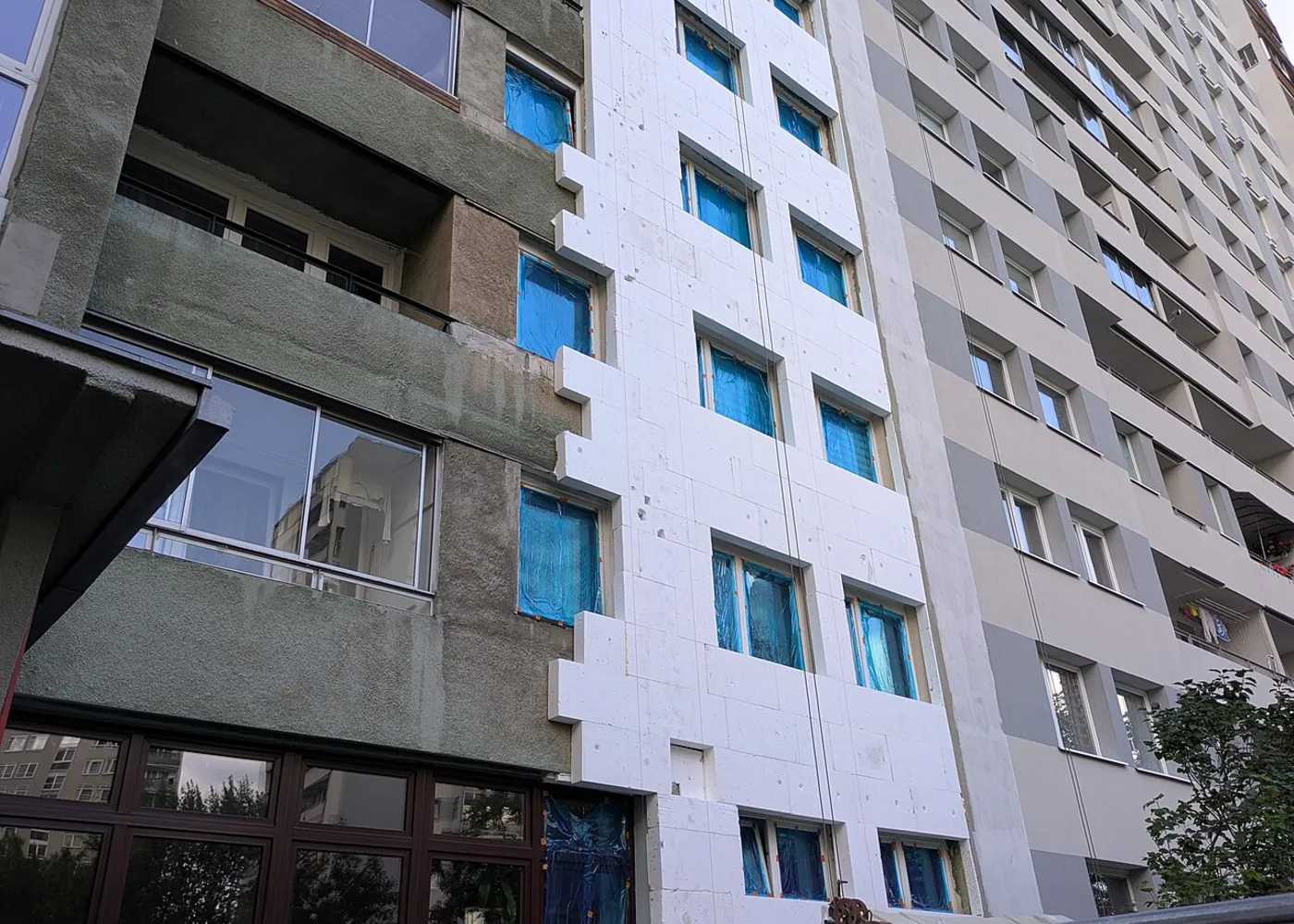Pose de panneaux isolants sur une façade extérieure